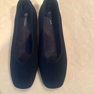 Women's Vivaia navy blue flats. New w/o the box. Size 40.5